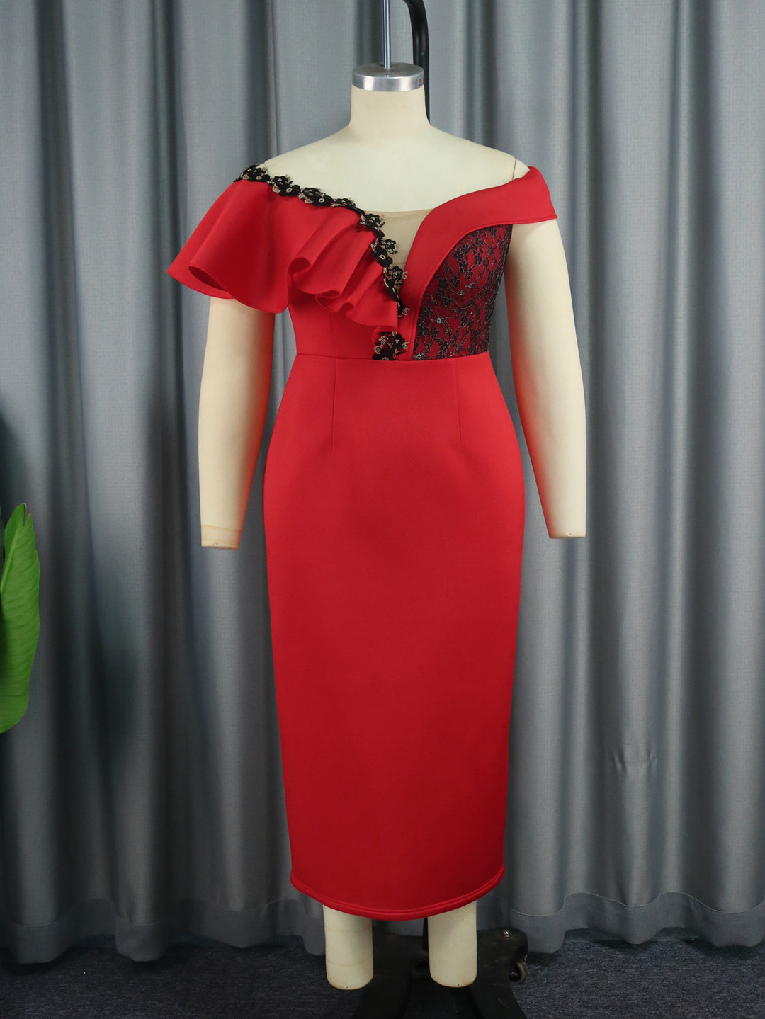 Damen elegantes Kleid mit asymmetrischem Schnitt und floralen Akzenten R&B