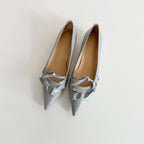 Damen elegante Spitzer Pumps mit Rüschen und dekorativem Riemen
