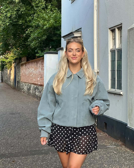 Damen Kurze Bomberjacke aus weichem Material mit einem lässigen Schnitt R&B