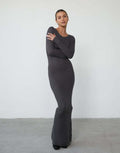 Damen figurbetontes Maxikleid aus hochwertigem Rippstrickstoff mit tiefem Ausschnitt R&B