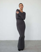 Damen figurbetontes Maxikleid aus hochwertigem Rippstrickstoff mit tiefem Ausschnitt R&B