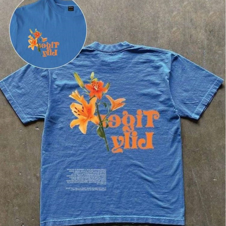 Damen T-Shirt mit künstlerischem floralem Druck und verspieltem Schriftzug R&B