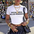 Damen Crop-T-Shirt mit kreativem Statementdruck und figurbetontem Schnitt R&B