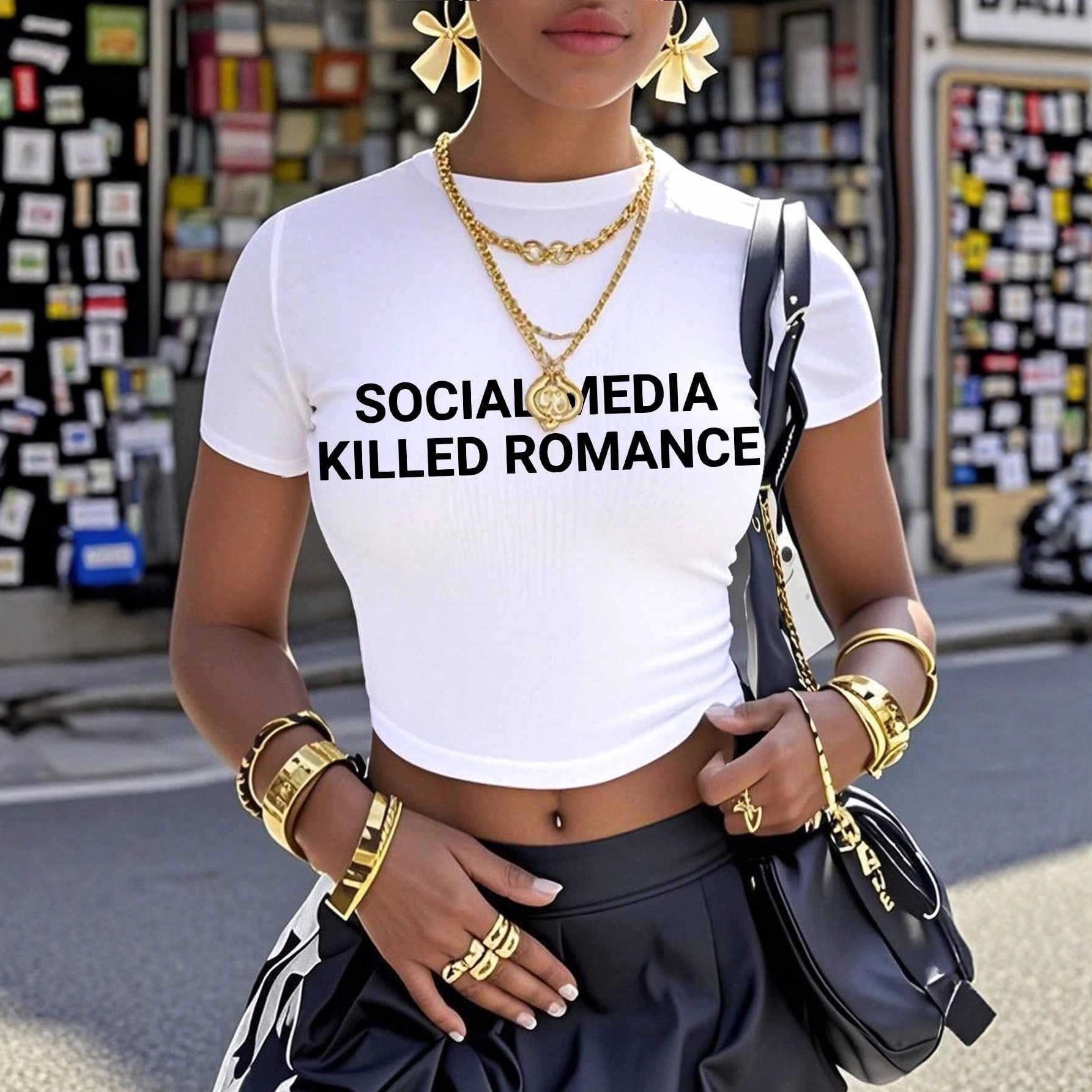 Damen Crop-T-Shirt mit kreativem Statementdruck und figurbetontem Schnitt R&B