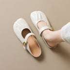 Damen Slipper mit dekorativer Schnallenverzierung und besonderer Faltenoptik