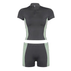 Damen Sportliches Set mit kurzem Oberteil und enganliegenden Shorts R&B