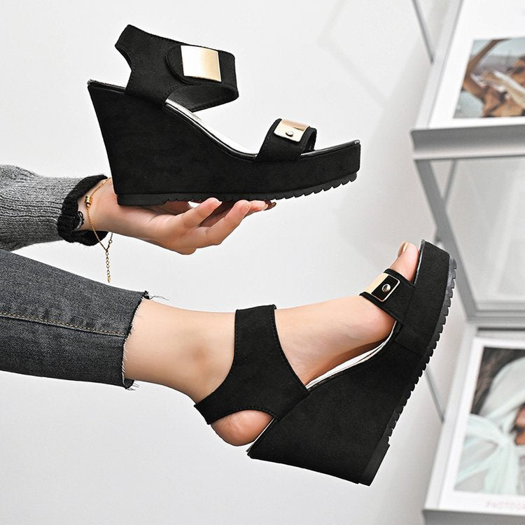 Damen nan Keilabsatz-Sandalette mit Plateau und metallischen Details R&B