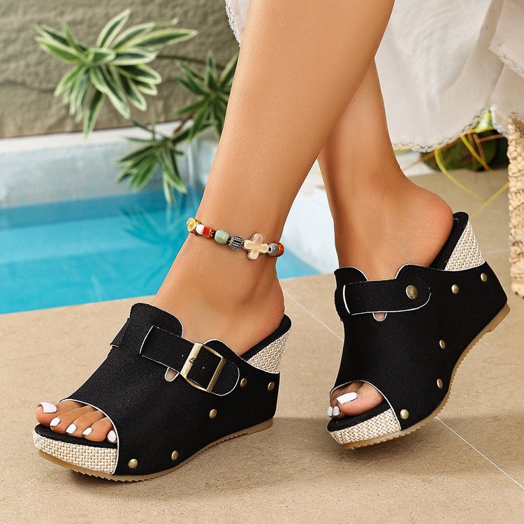 Damen Komfortable Wedge-Pantoletten mit elegantem Riemen und modischen Nieten R&B