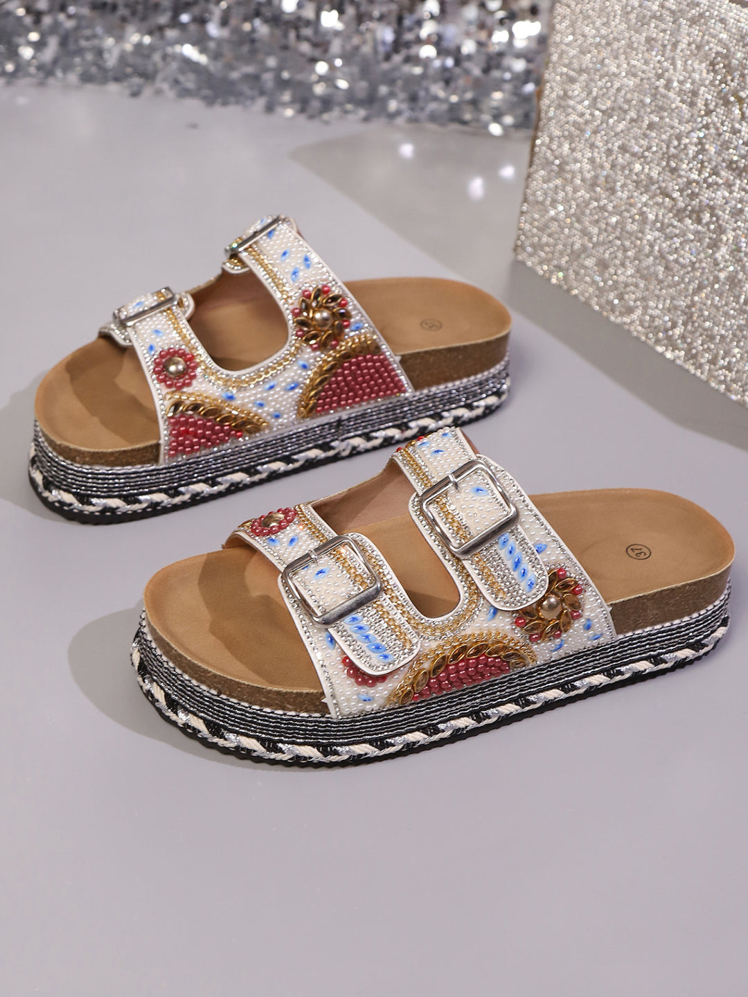 Damen Modische Riemensandalen mit kunstvollen Perlen-Details R&B