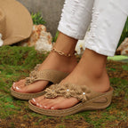 Damen Blumengezierte Zehentrenner-Sandalen mit ergonomischem Fußbett