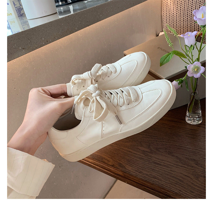 Damen Sportliche Sneaker mit minimalistischer Silhouette und atmungsaktiver Oberflächenstruktur R&B