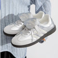 Damen Sneaker mit glänzendem Obermaterial und einzigartigem Design