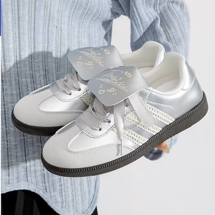 Damen Sneaker mit glänzendem Obermaterial und einzigartigem Design