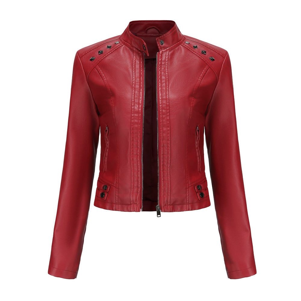 Damen nan kurze taillierte Kunstlederjacke mit Nietenbesatz und Stehkragen R&B