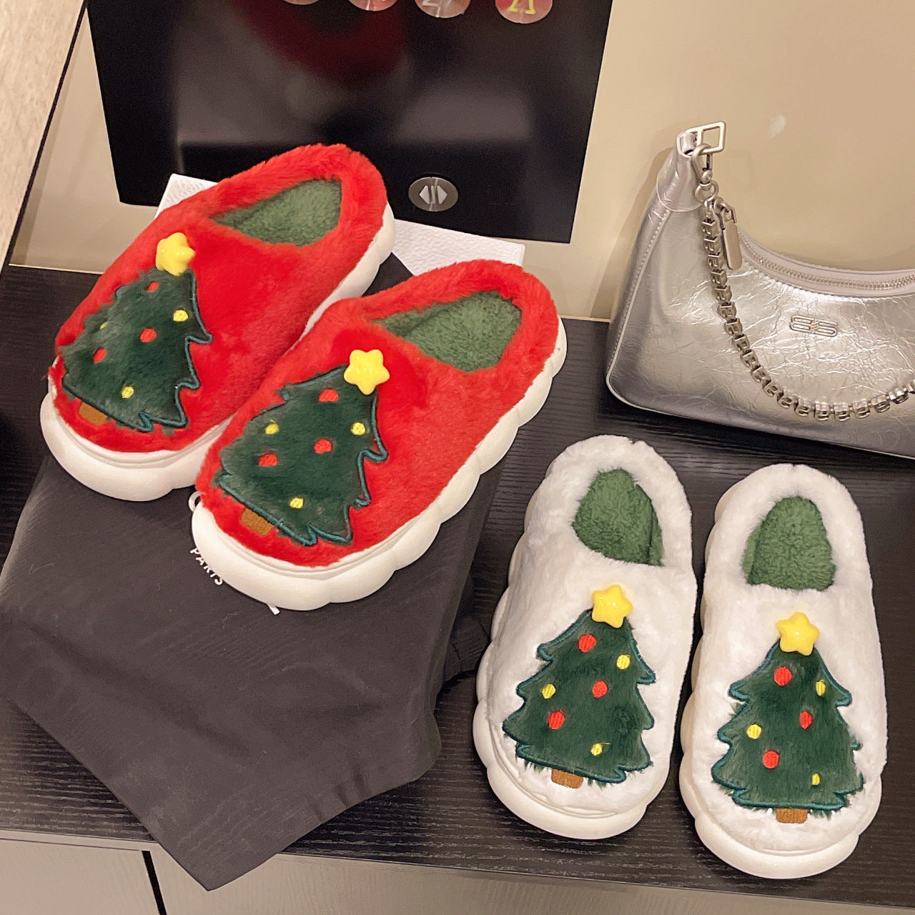 Damen Hausschuhe mit festlichem Weihnachtsbaum-Design und kuscheligem Futter EB