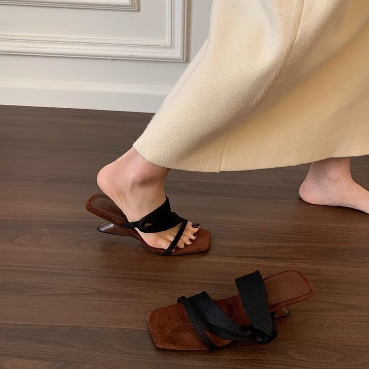 Damen Bockabsatz Mules mit strapazierfähigem Obermaterial und elegantem Riemendesign R&B