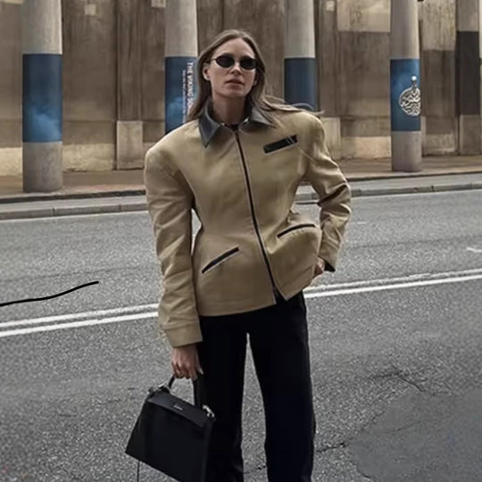 Damen Designer Steppjacke mit aufregendem Kontrastkragen und minimalistischen Taschen R&B