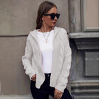 Damen Grobstrickjacke mit Kapuze und aufwendigem Zopfmuster R&B