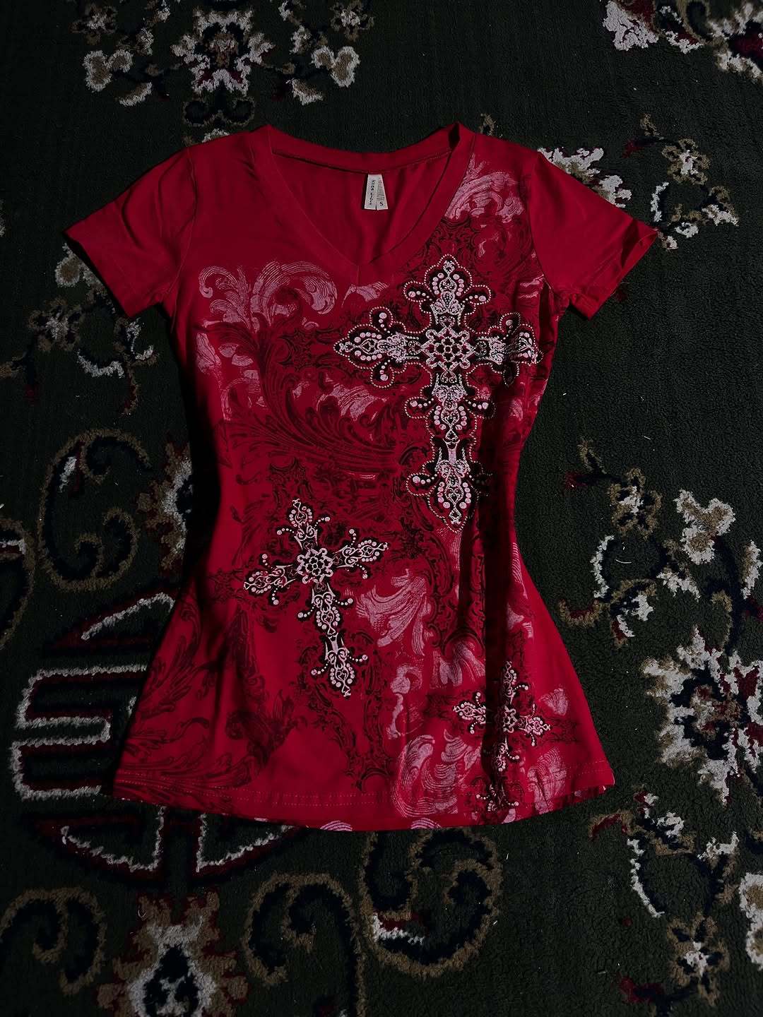 Damen T-Shirt mit dekorativem Kreuzdesign und floralen Akzenten R&B