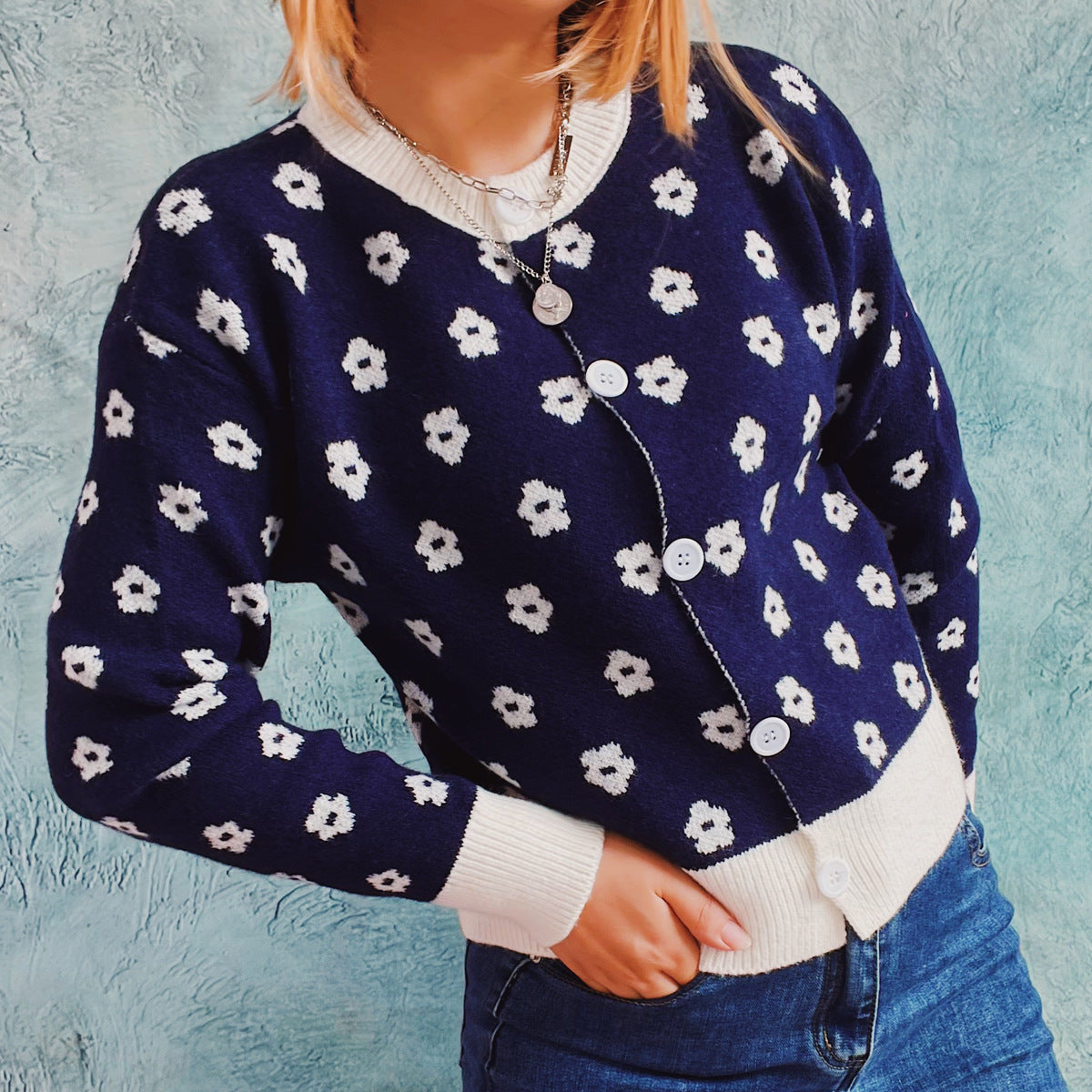Damen Strickjacke mit floralem Muster und modischen Knopfdetails R&B