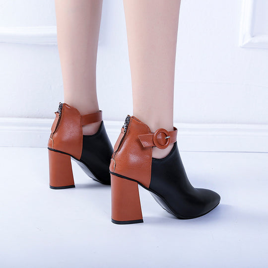 Damen nan elegante spitze Kurzstiefelette mit Fersenreißverschluss, dekorativem Knöchelriemen und skulpturellem Blockabsatz R&B