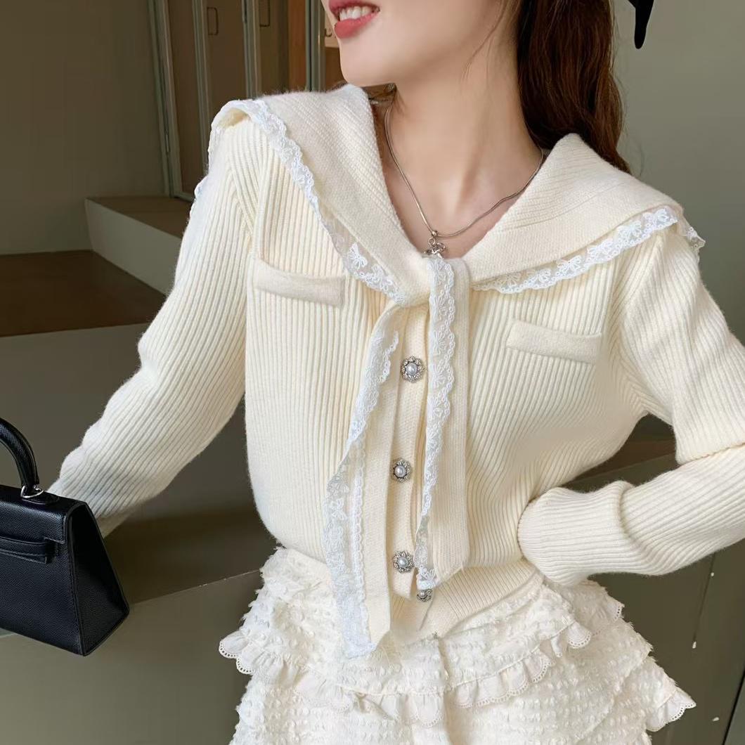 Damen Strickjacke mit Rüschen-Halsband und dekorativen Knöpfen R&B