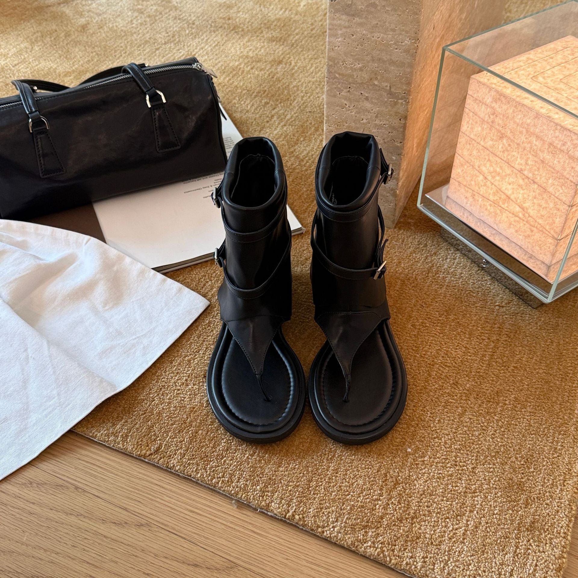 Damen Modische Zehentrenner-Sandalen mit innovativem Riemendesign und rutschfester Sohle