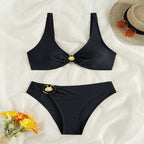 Damen eleganter Bikini mit dekorativen Goldakzenten und einzigartigem Design R&B