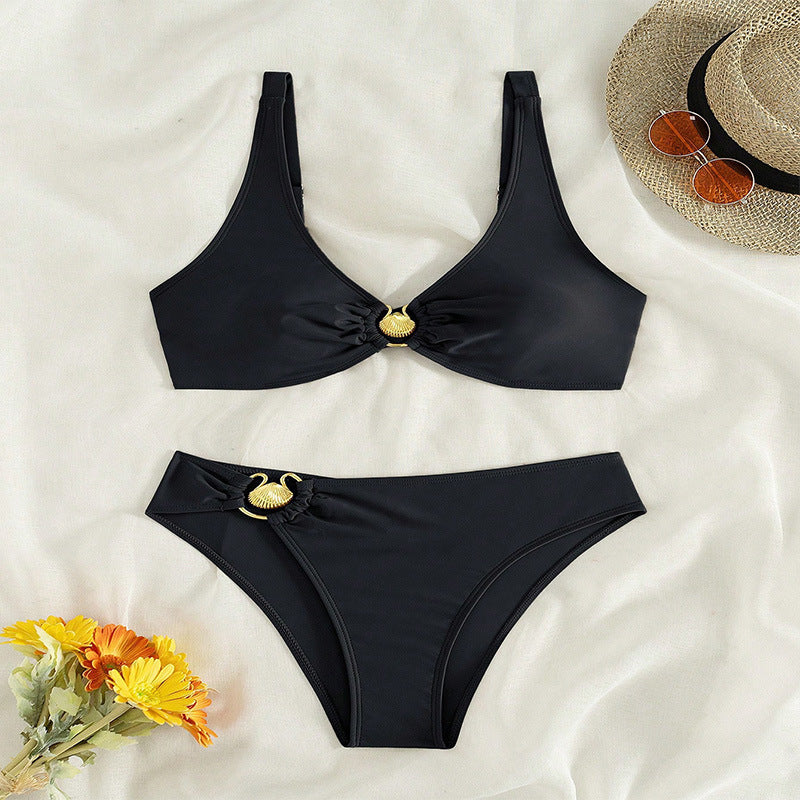 Damen eleganter Bikini mit dekorativen Goldakzenten und einzigartigem Design R&B