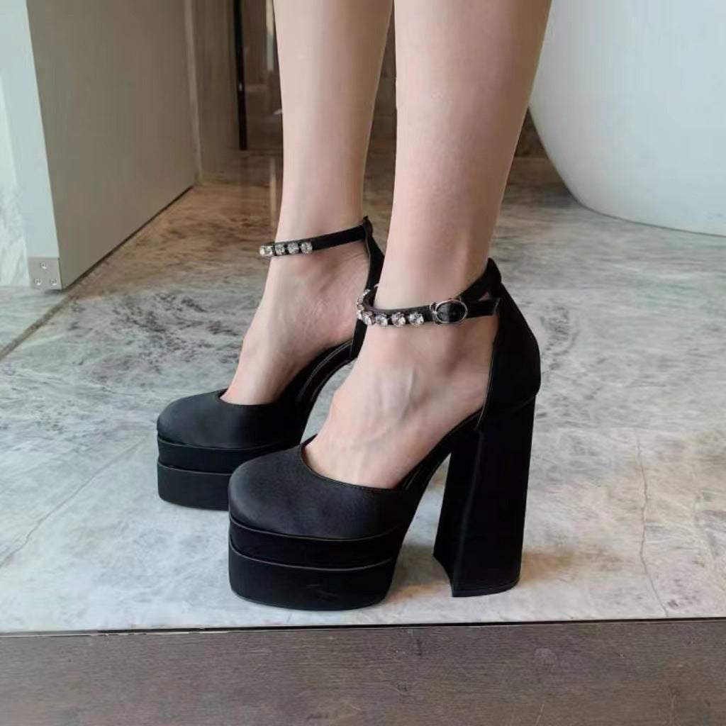 Damen nan Plateau-Sandalette mit skulpturellem Blockabsatz, quadratischer Zehenpartie und kristallbesetztem Knöchelriemen R&B