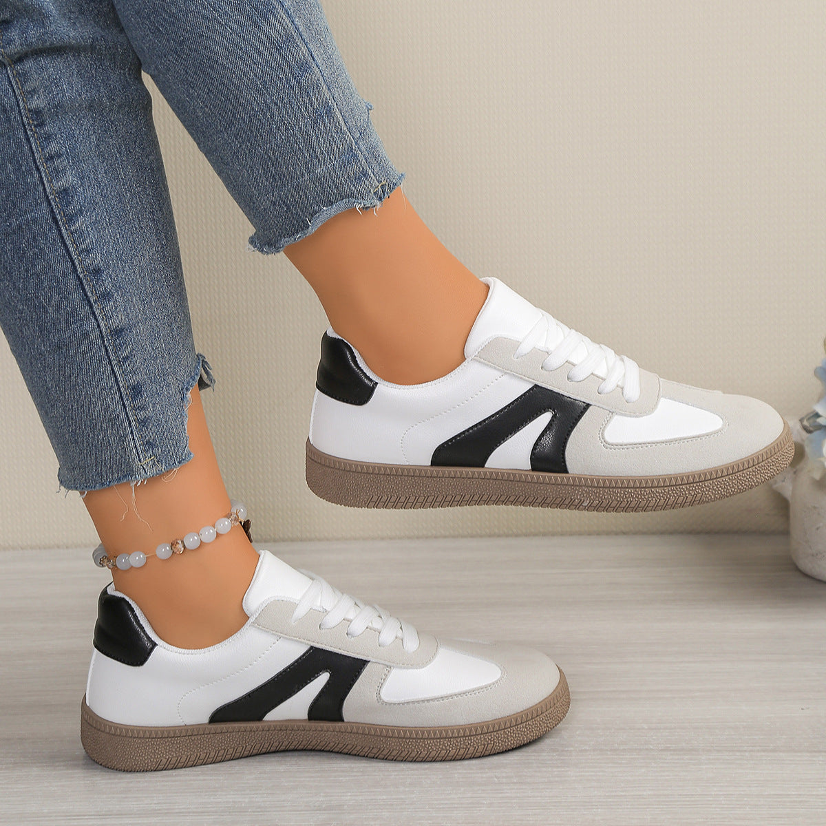 Damen Sneakers im modernen Design mit leicht gepolsterter Laufsohle R&B