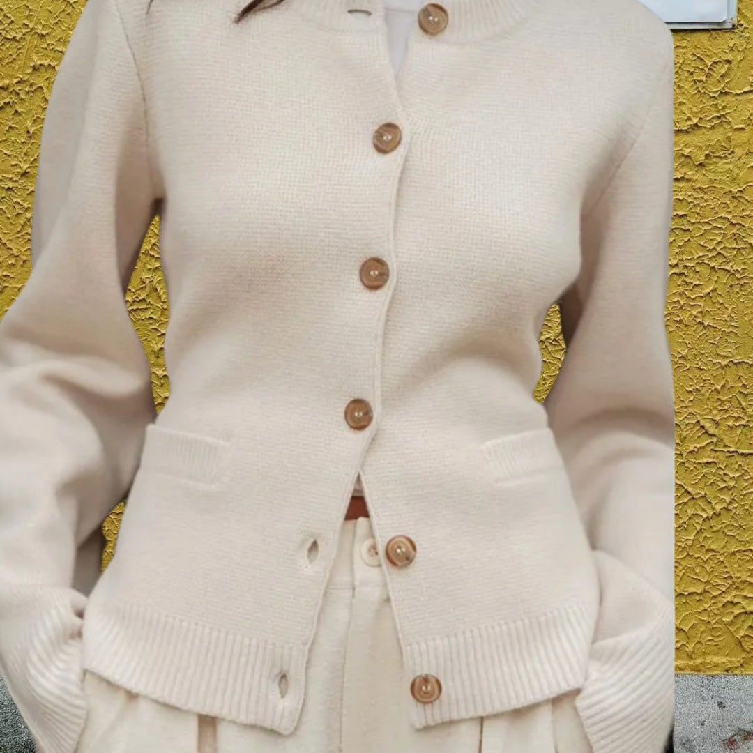 Damen Strickjacke mit eleganten Knöpfen und modernen Taschen R&B