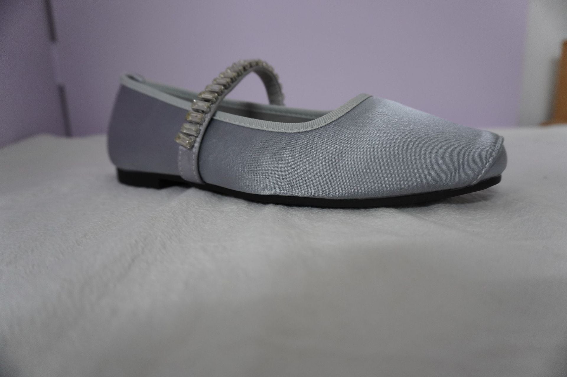 Damen Ballerina-Schuhe mit glanzvollem Obermaterial und bezauberndem Riemen