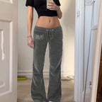 Damen-Sweatpants im lässigen Flared-Design mit trendigen Stickereien R&B