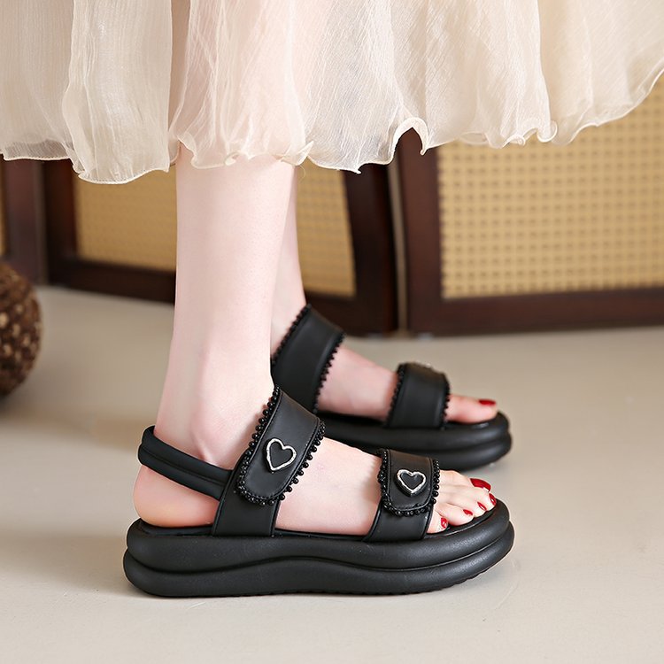 Damen Riemensandalen mit dekorativen Herz-Akzenten R&B