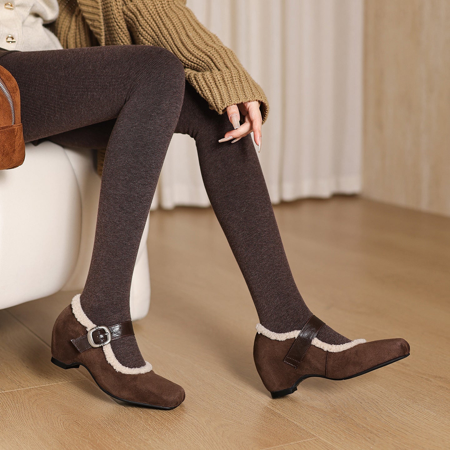 Damen Hausschuhe mit verstellbarem Riemen und kuscheligem Innenfutter