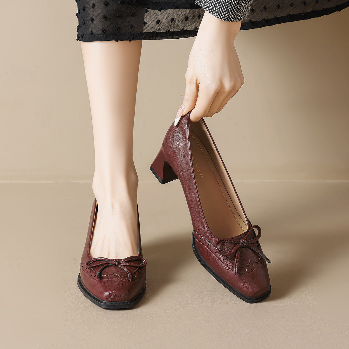 Damen elegante Pumps mit modischer Schleife und klassischer Perforation