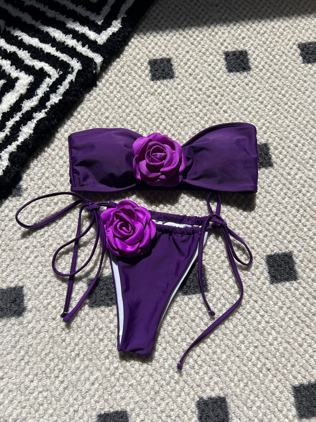 Damen Bandeau-Bikini mit dekorativer Blumenapplikation R&B