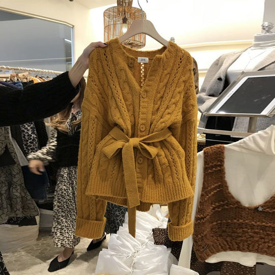 Damen Strickjacke mit Taillengürtel und Zopfmuster R&B
