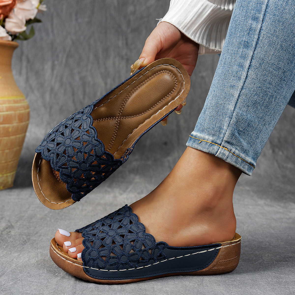Damen bequeme Zehenschlappen mit floralen Applikationen und gepolsterter Sohle R&B