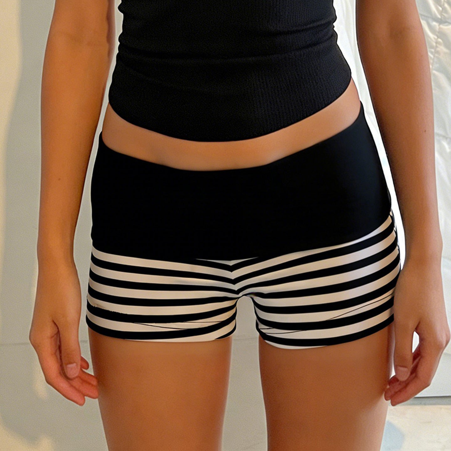 Damen Sportliche Shorts mit breitem elastischem Bund und R&Brnem Streifenmuster R&B
