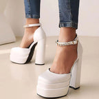 Damen nan Plateau-Sandalette mit skulpturellem Blockabsatz, quadratischer Zehenpartie und kristallbesetztem Knöchelriemen R&B