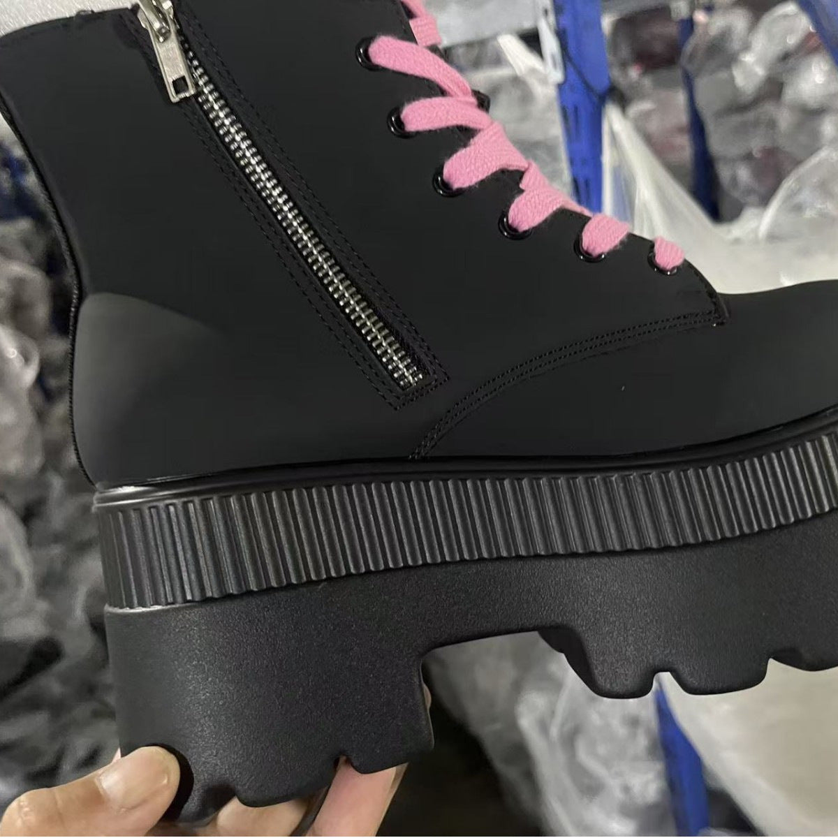 Damen nan knöchelhohe Plateau-Boots im Punk- und Gothic-Style mit überhöhter Profilsohle und markanter Totenkopf-Applikation R&B