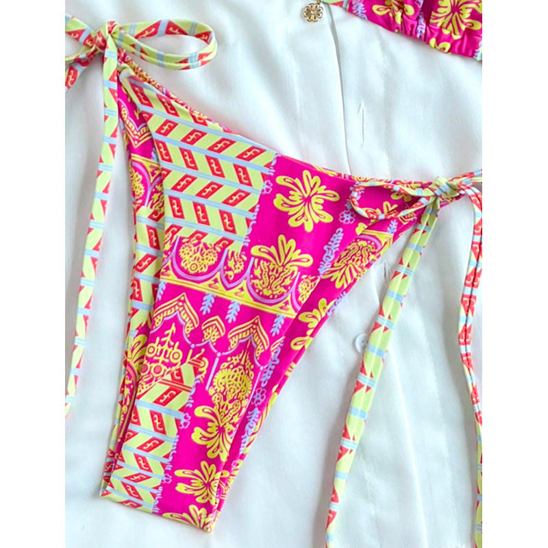 Damen Triangel-Bikini mit verspieltem Blumendesign und unterschiedlichen Bindungsträgern