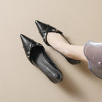 Damen schicke Pumps mit spitzem Zehenbereich und modischer Schnallenakzent