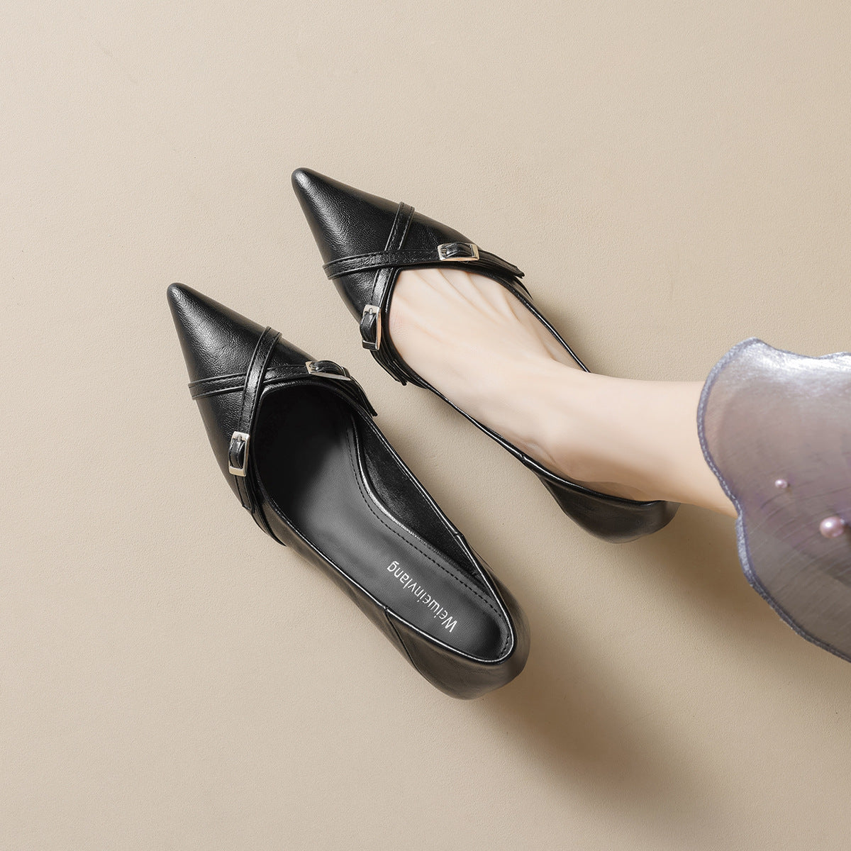 Damen schicke Pumps mit spitzem Zehenbereich und modischer Schnallenakzent