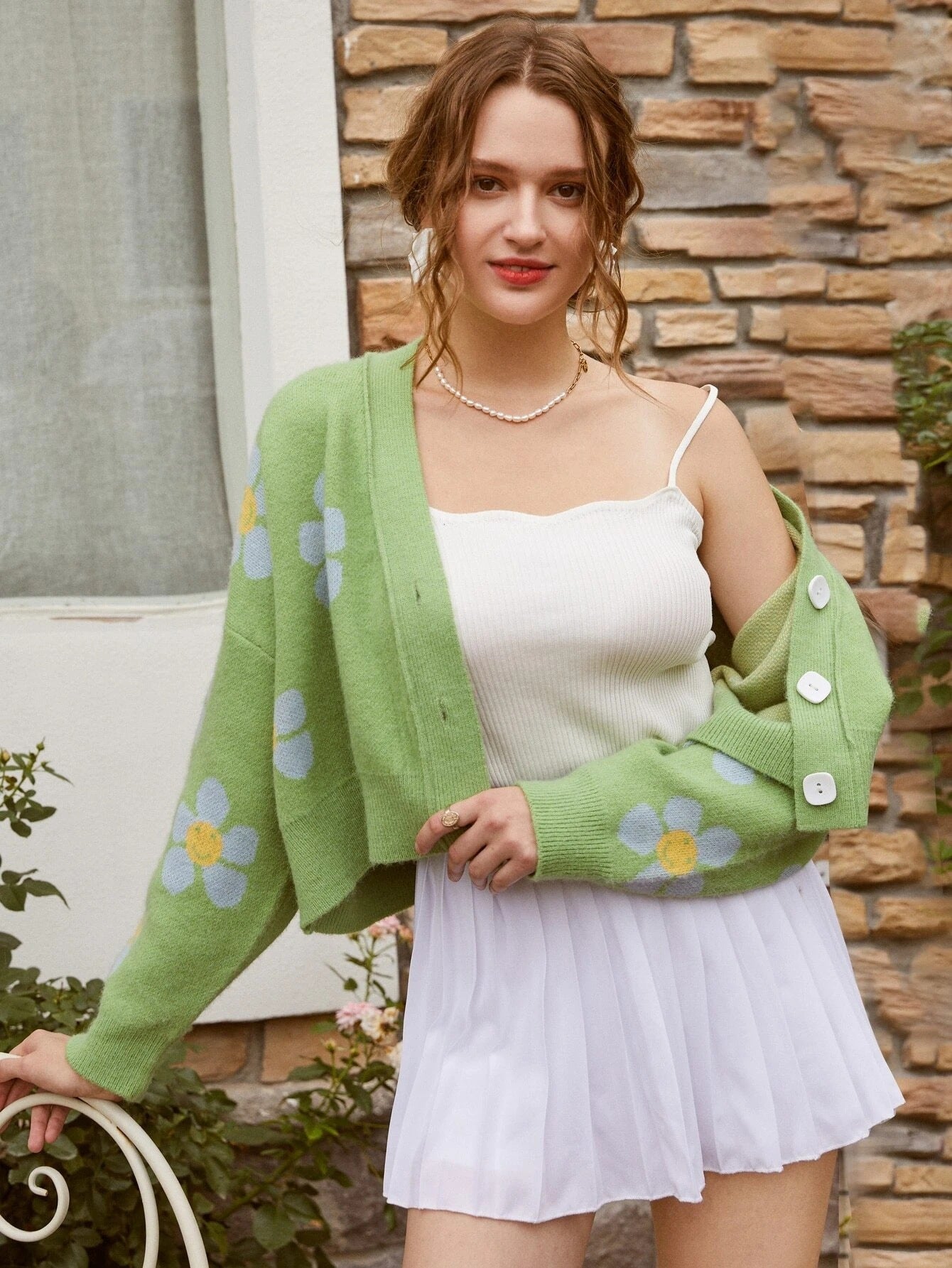 Damen Kürzer Strickcardigan mit floralen Motiven und Knopfdetails R&B