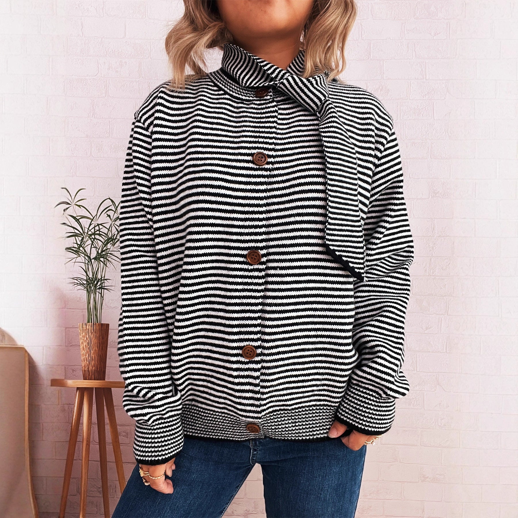 Damen gestreifte Strickjacke mit modernem Kragen und Knopfverschluss R&B