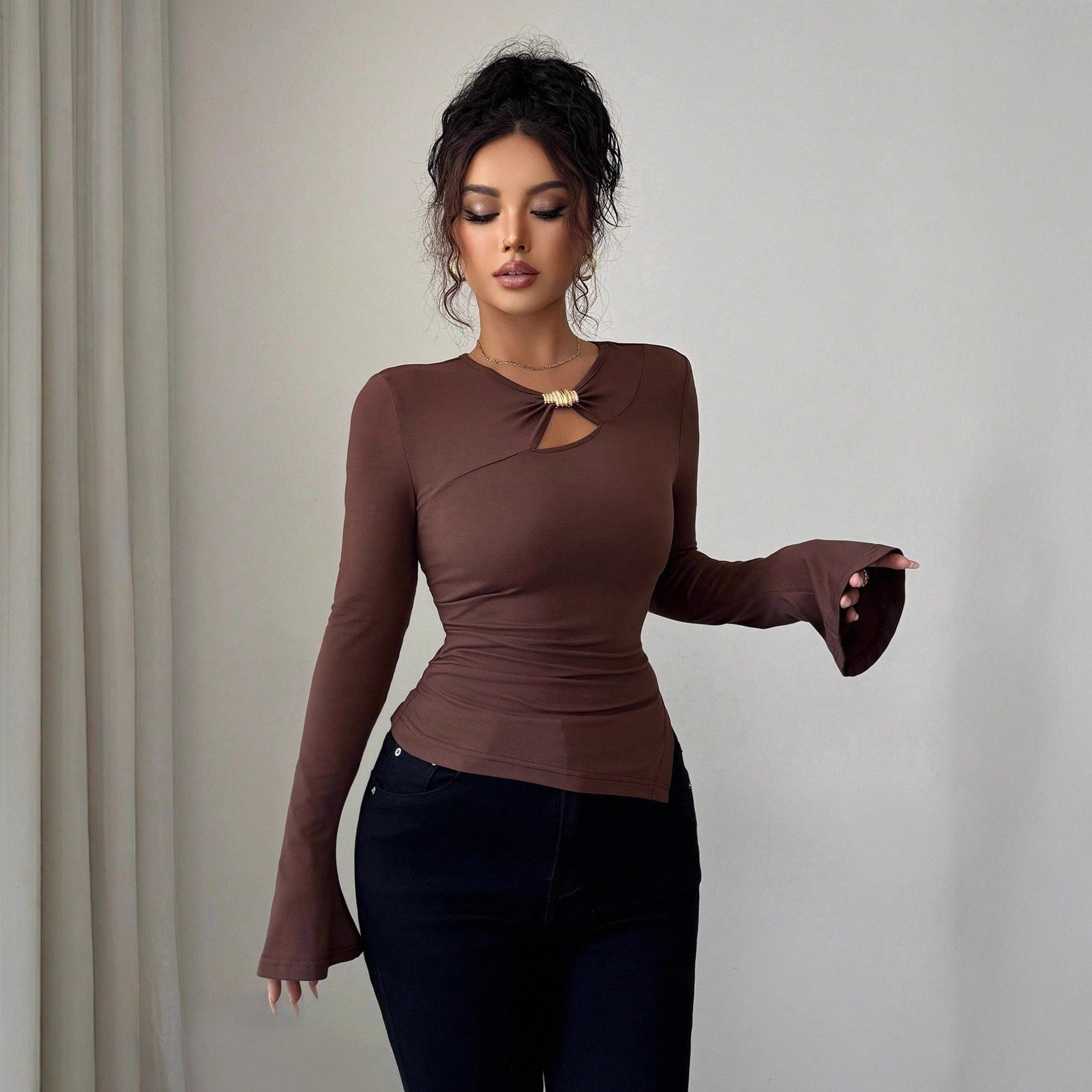 Damen nan figurbetontes Langarmshirt mit Schlüsselloch und Ringapplikation R&B