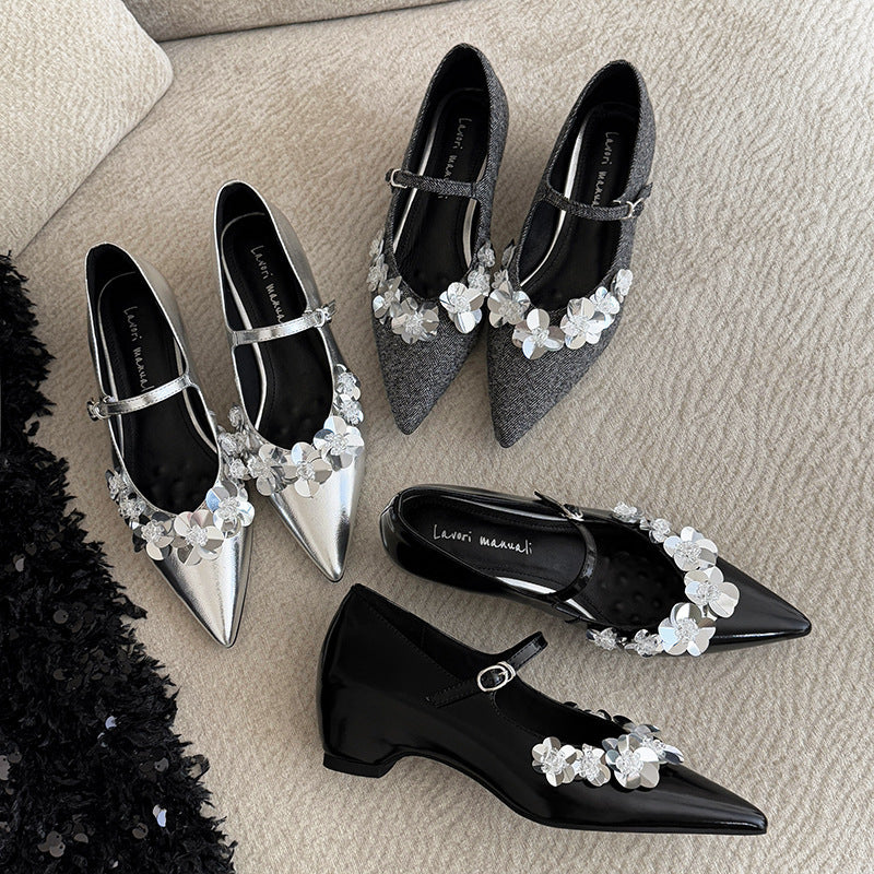 Damen Ballerina-Schuhe mit zartem Floraldetail und elegantem Riemchen
